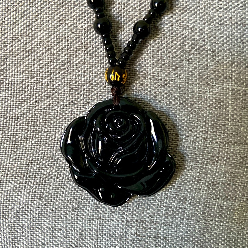 NEW RESIN FLOWER BLOSSOM PENDANT & GLASS BEADS NECKLACE